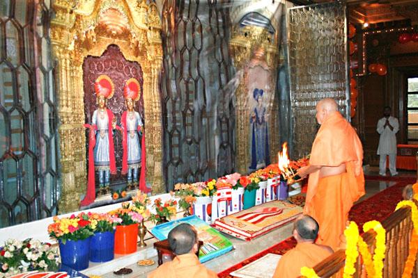 Swamishri Commemorates the 100th Patotsav of Bochasan Mandir