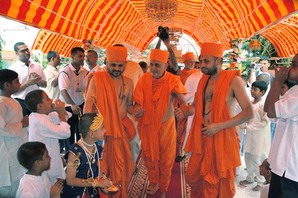 20 May - Swamishri Arrives at Dar-es- Salaam
