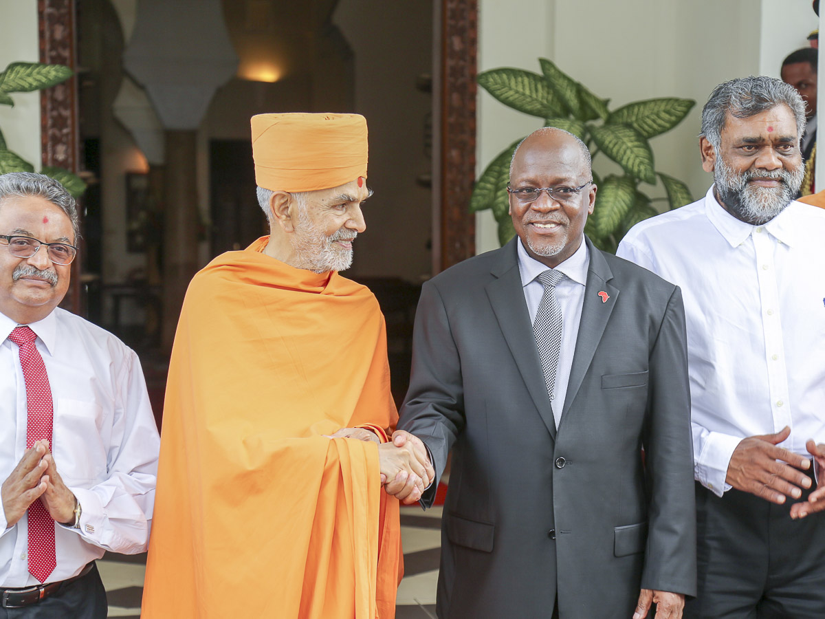 Swamishri meets President