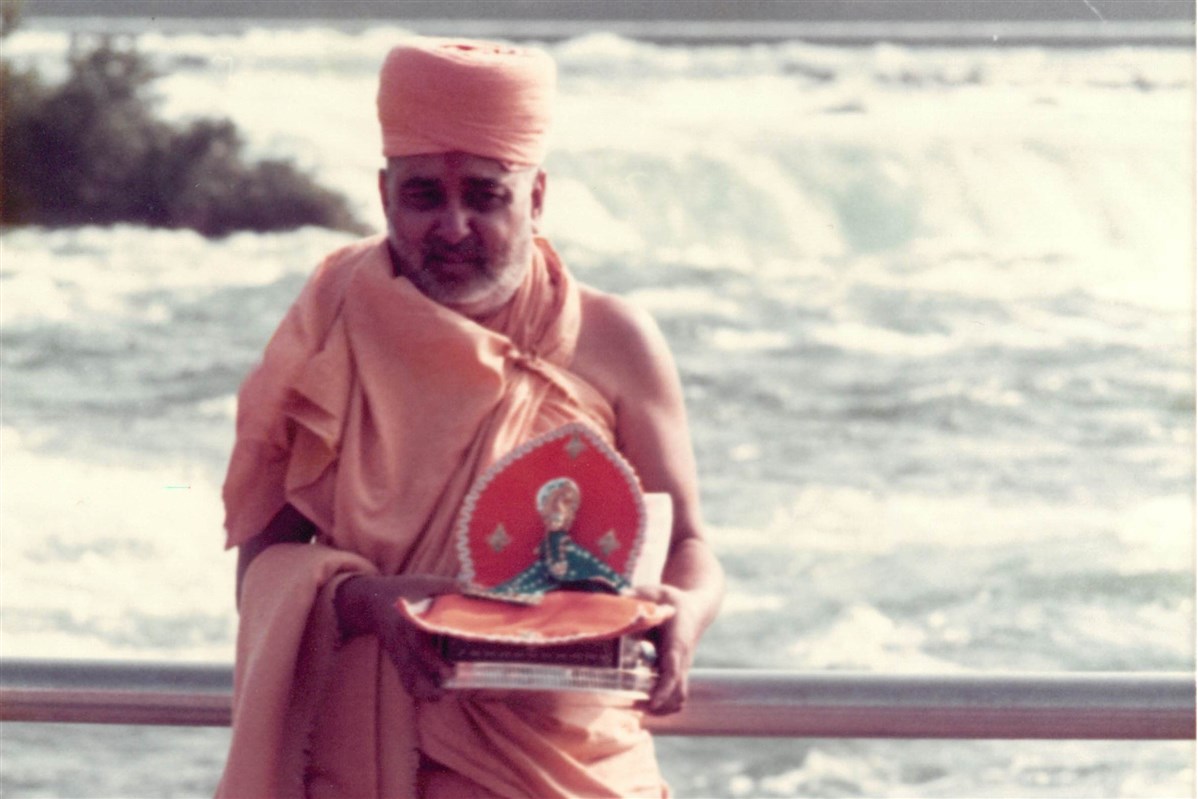 Pramukh Swami Maharaj at Niagara Falls