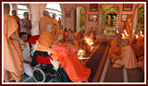 Swamishri engaged in darshan of Thakorji