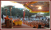 Devoteees engaged in Swamishri's puja darshan