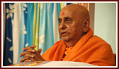 Swamishri blesses the satsang assembly