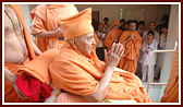 Swamishri bids Jai Swaminarayan to all