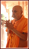 Swamishri engaged in Thakorji's darshan
