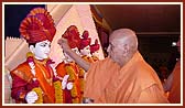 Swamishri performs murti-pratishtha rituals for the mandir of Chansad