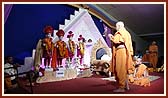 Swamishri and devotees perform murti-pratishtha arti