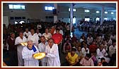 Swamishri and devotees perform murti-pratishtha arti
