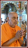 Swamishri engaged in darshan of Thakorji