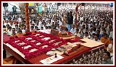 Shri Harikrishna Maharaj in Swamishri's morning puja