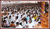  Devotees engaged in darshan of Swamishri's morning puja