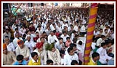  Devotees engaged in darshan of Swamishri's morning puja