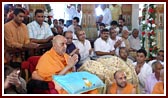 Swamishri, sadhus and devotees sing thal