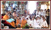 Swamishri, sadhus and devotees sing thal