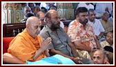 Swamishri, sadhus and devotees sing thal