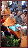 Swamishri performs Govardhan puja