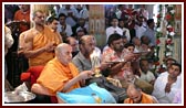 Swamishri performs the annakut arti 
