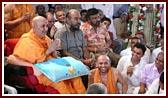 Doing annakut darshan