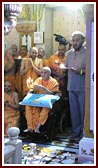 Swamishri performs arti in Akshar Deri