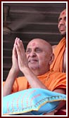Bids Jai Swaminarayan to devotees
