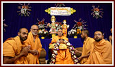 Sadhus honor Swamishri with a garland and shawl