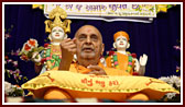  Swamishri blesses the assembly