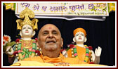  Swamishri blesses the assembly
