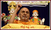  Swamishri blesses the assembly