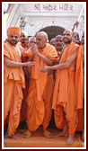 Swamishri departs from Gondal