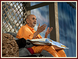 Swamishri blesses the assembly
