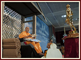 Swamishri performs pratishtha rituals