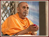 Swamishri performs pratishtha rituals
