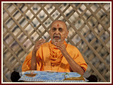 Swamishri blesses the assembly