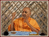 Swamishri blesses the assembly