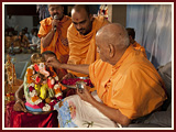Swamishri performs Ganesh pujan