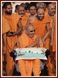 Swamishri bids Jai Swaminarayan to devotees