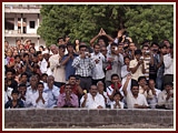 Devotees respond with hearty Jai Swaminarayan to Swamishri