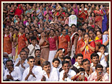 Devotees respond with hearty Jai Swaminarayan to Swamishri
