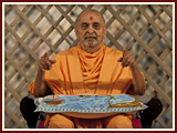 Swamishri blesses the assembly