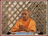Swamishri performs pratishtha rituals