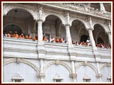 Sadhus, parshads and sadhaks engaged in Swamishri's darshan