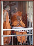 Swamishri on his way for Thakorji's darshan