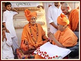 Swamishri in the Smruti Mandir pradakshina