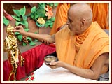 Swamishri performs murti-pratishtha rituals 
