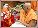 Swamishri performs murti-pratishtha rituals 