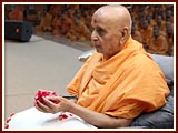 Swamishri performs murti-pratishtha rituals 