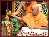 Swamishri performs murti-pratishtha rituals 