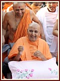 Swamishri in a divine, jovial mood