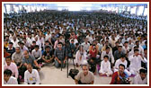  Devotees in the assembly hall engaged in Swamishri's puja darshan