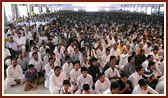  Devotees in the assembly hall engaged in Swamishri's puja darshan